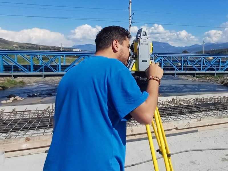 Köprü yakınında total station ile ölçüm